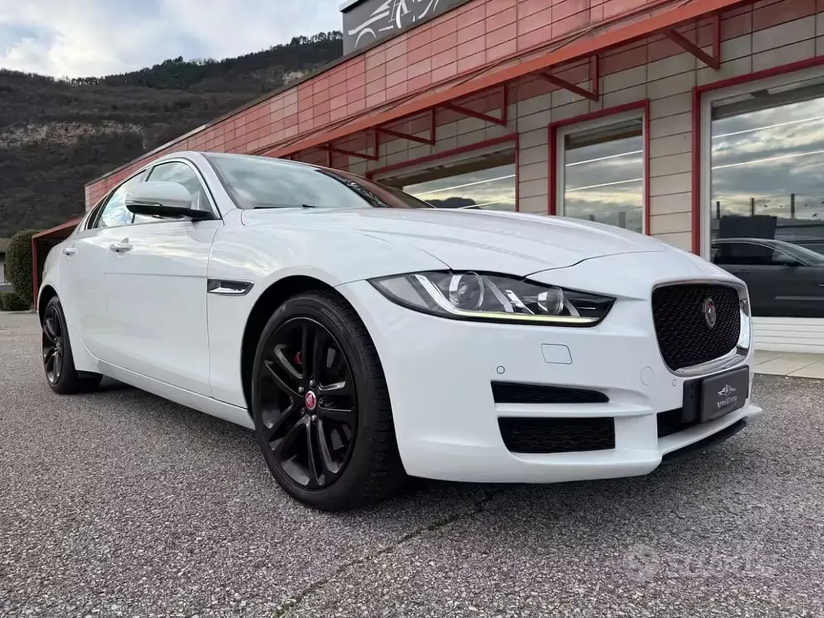 Usata Jaguar XE Prestige 180 CV (132 kW) 2016 Bianco Berlina