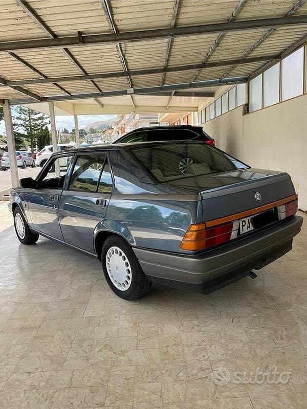 Usata Alfa Romeo 75 119 CV (87 kW) 1988 Grigio Berlina