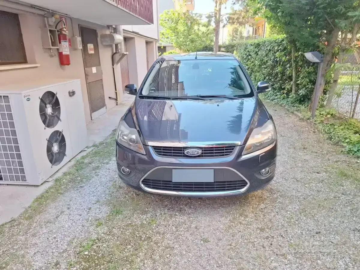 Usata Ford Focus Titanium 109 CV (80 kW) 2009 Grigio Berlina