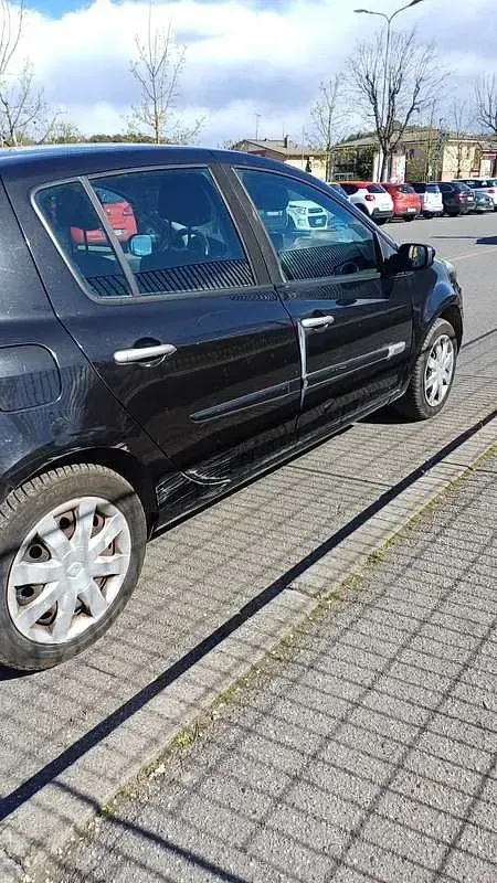 Usata Renault Clio II Dynamique 75 CV (55 kW) 2010 Berlina