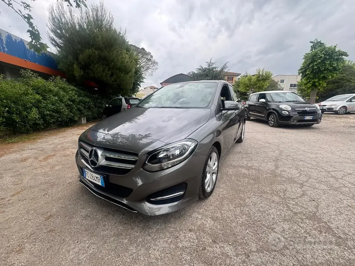 Begagnad Mercedes B180 Premium 109 HK (80 kW) 2016 Grå Minibuss