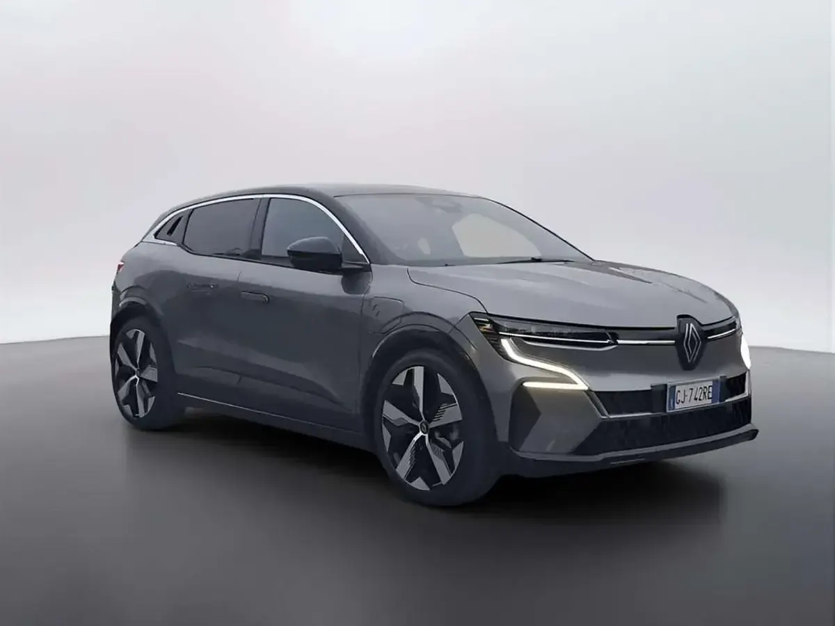 Begagnad Renault Megane E-Tech Techno 160 kW (218 HK) 2022 Grå Sedan