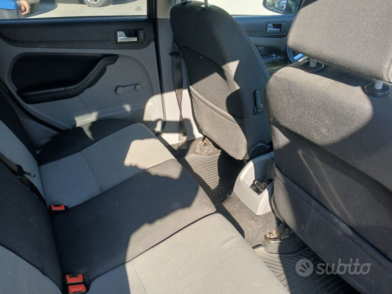 Usata Ford Focus 109 CV (80 kW) 2010 Grigio Station wagon