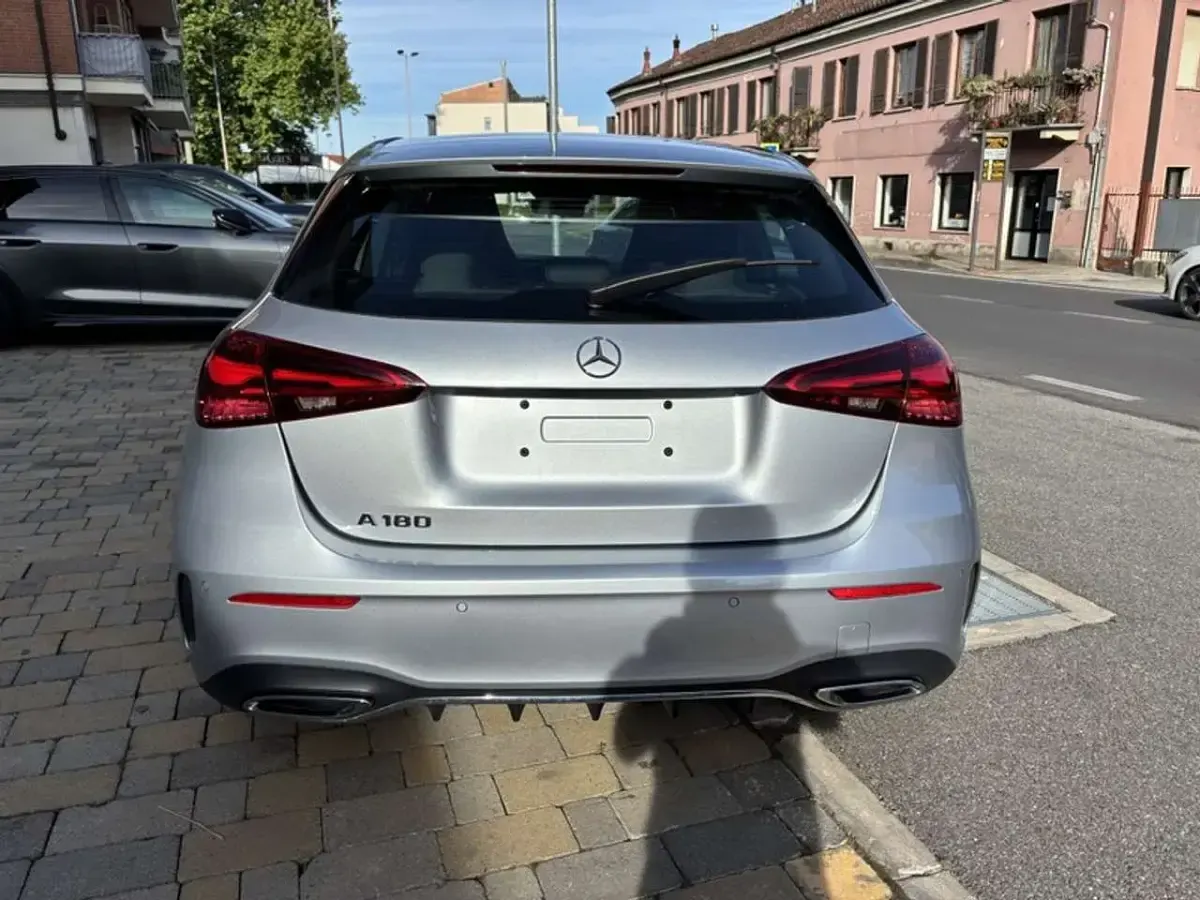Usata Mercedes A180 AMG Line Premium 136 CV (100 kW) 2025 Grigio montagna Berlina