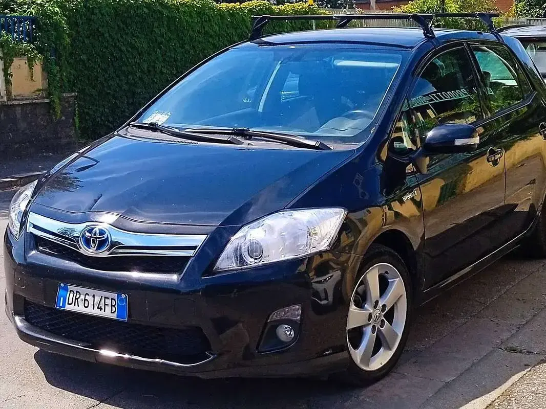 Usata Toyota Auris Hybrid Style 99 CV (72 kW) 2012 Nero Berlina