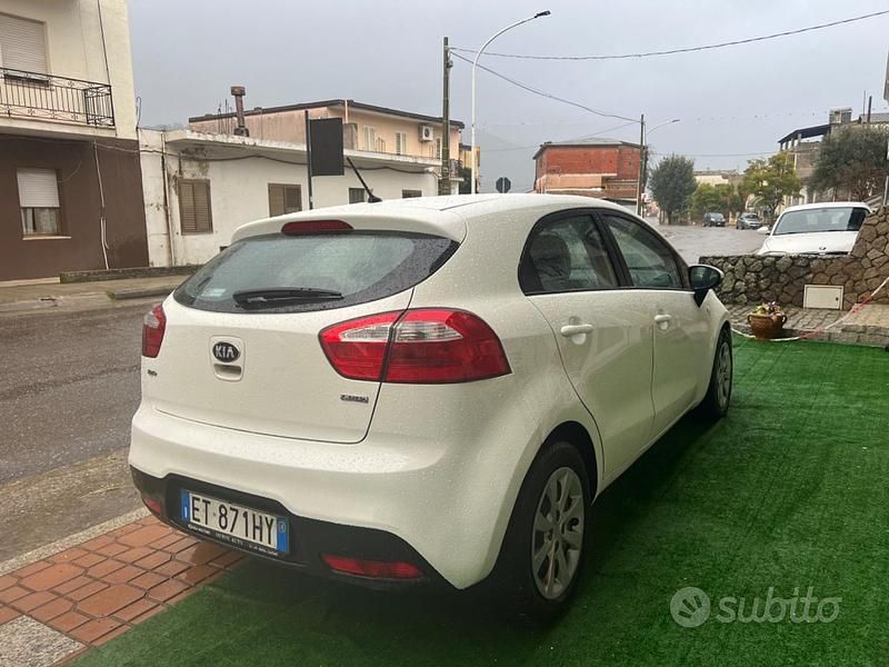 Usata Kia Rio Active 75 CV (55 kW) 2014 Bianco Berlina