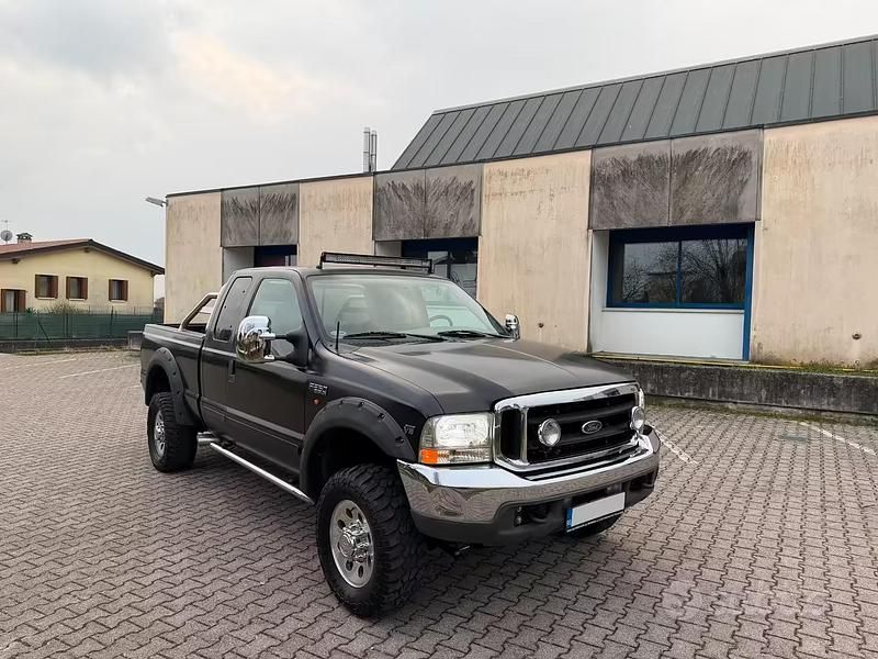 Usata Ford V8 XLT 260 CV (191 kW) 2001 Nero SUV