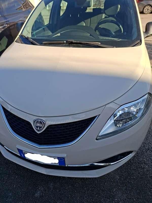 Usata Lancia Ypsilon Silver 69 CV (50 kW) 2016 Utilitaria