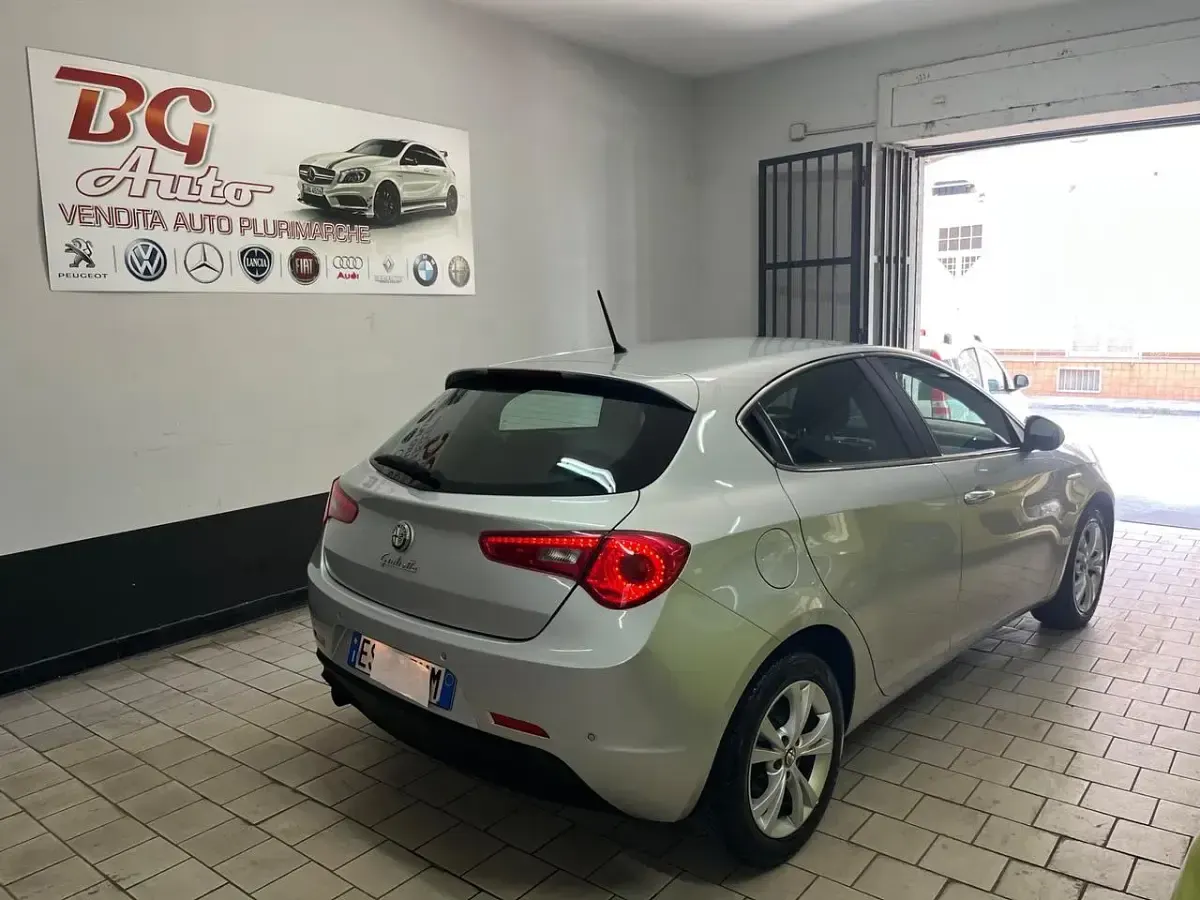 Usata Alfa Romeo Giulietta Exclusive 105 CV (77 kW) 2013 Argento Utilitaria