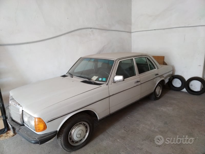 Usato 1981 Mercedes 200 2.0 Benzin 109 CV (4.500 €)