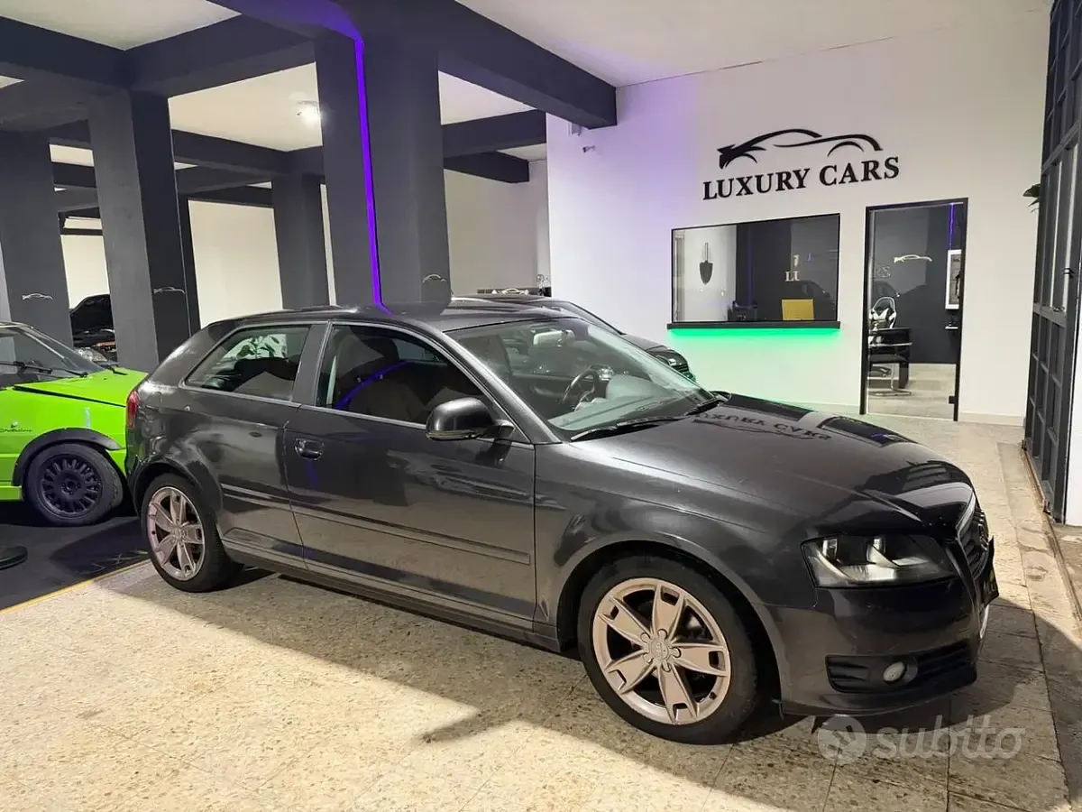 Usado Audi A3 105 CV (77 kW) 2010 Gris Utilitario
