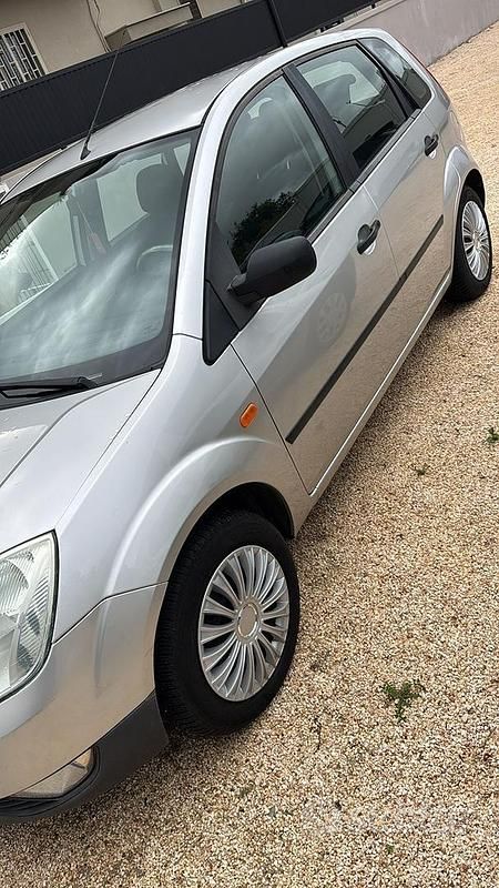Usata Ford Fiesta 68 CV (50 kW) 2004 Grigio Utilitaria