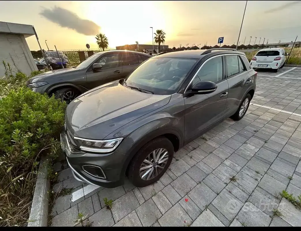 Usata VW T-Roc Life 150 CV (110 kW) 2023 Grigio SUV