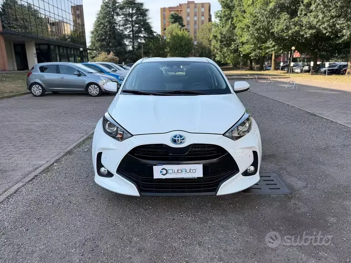 Usata Toyota Yaris Hybrid Active 92 CV (67 kW) 2023 Bianco Berlina