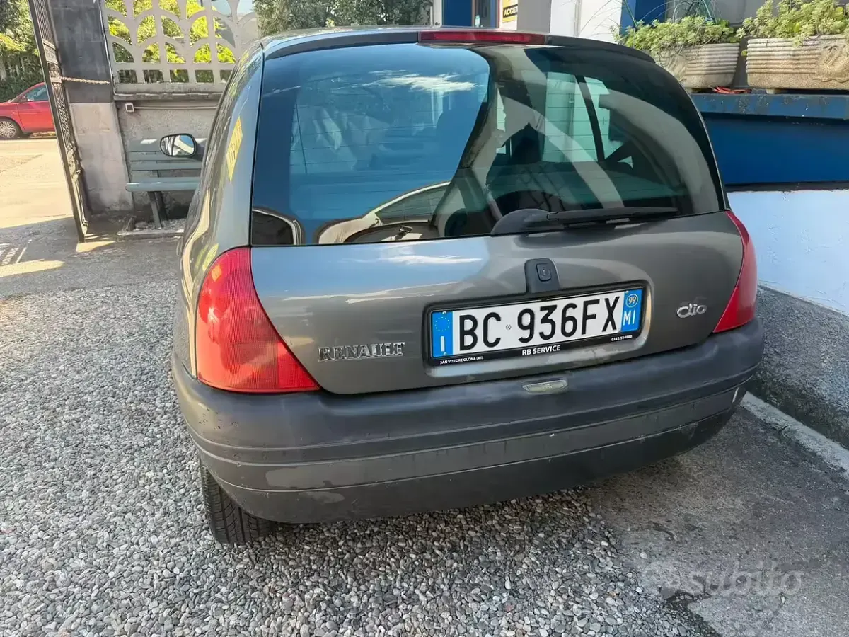 Usata Renault Clio II 58 CV (42 kW) 1999 Grigio Berlina