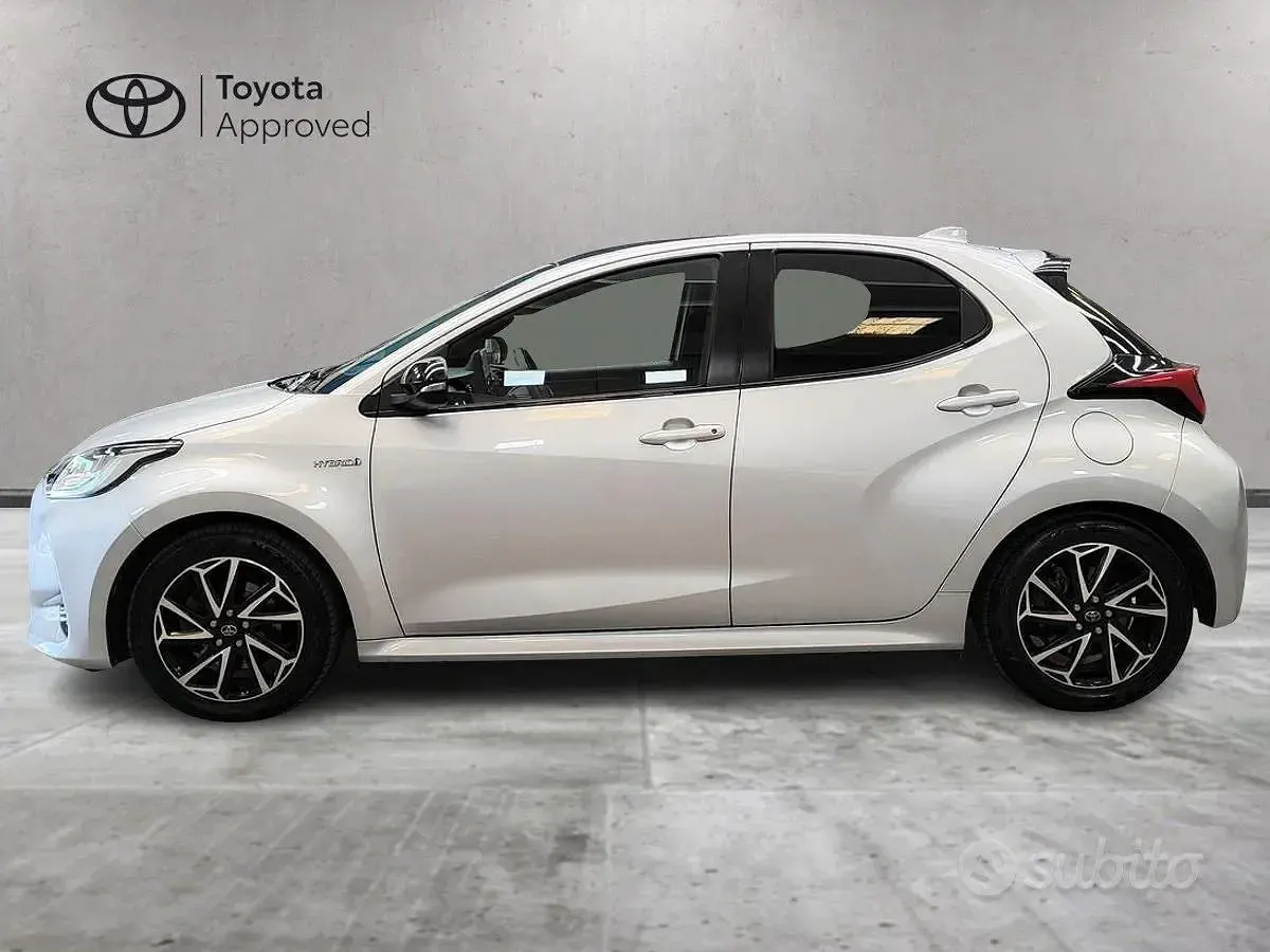 Usata Toyota Yaris Lounge 92 CV (67 kW) 2021 Grigio Utilitaria