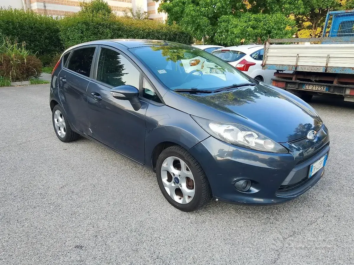 Usata Ford Fiesta Titanium 82 CV (60 kW) 2009 Grigio Berlina