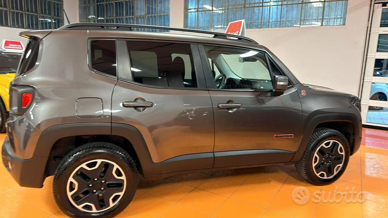 Usata Jeep Renegade Trailhawk 170 CV (125 kW) 2015 Grigio SUV