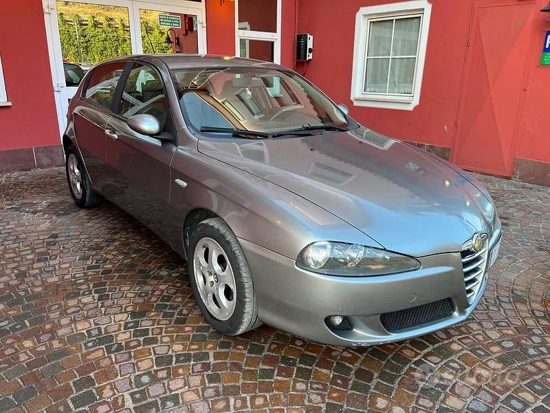 Usata Alfa Romeo 147 119 CV (87 kW) 2006 Grigio Utilitaria