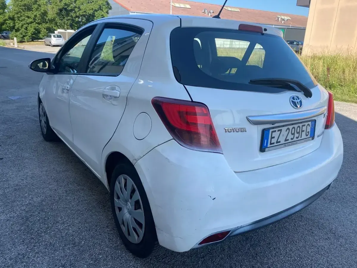 Usata Toyota Yaris Hybrid Style 74 CV (54 kW) 2015 Bianco Berlina