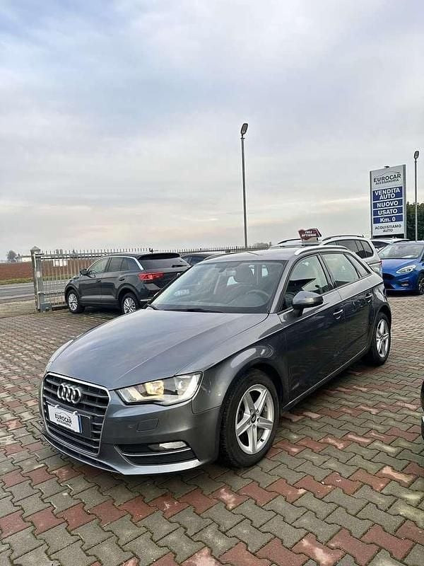 Grigio Usata 2015 Audi A3 Business Tre volumi | 11.650 € (Buon prezzo) - Immagine 1/4