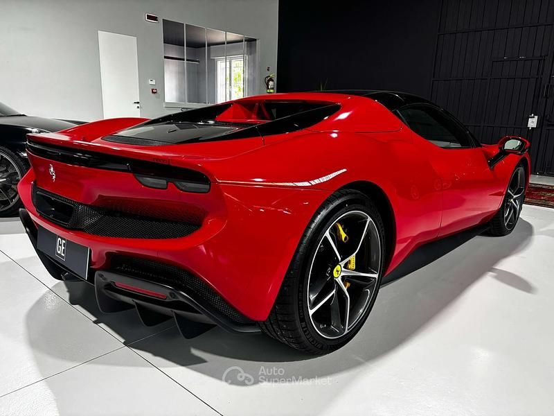 Usata Ferrari 296 829 CV (609 kW) 2025 Rosso Cabrio