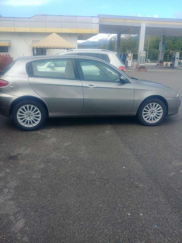 Usata Alfa Romeo 147 Exclusive 120 CV (88 kW) 2006 Grigio Utilitaria