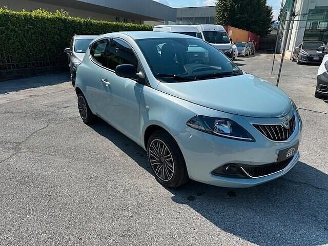 Usata Lancia Ypsilon Gold 69 CV (50 kW) 2024 Blu Utilitaria
