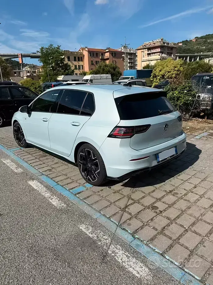 Usata VW Golf VIII R-line Plus 150 CV (110 kW) 2024 Blu Berlina