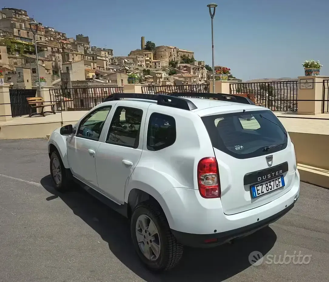 Usata Dacia Duster Lauréate 101 CV (74 kW) 2015 Bianco SUV