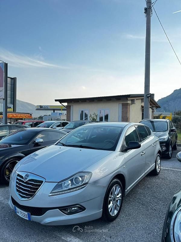 Usata Lancia Delta 120 CV (88 kW) 2014 Argento Utilitaria