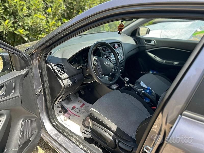 Usata Hyundai i20 75 CV (55 kW) 2016 Grigio Utilitaria