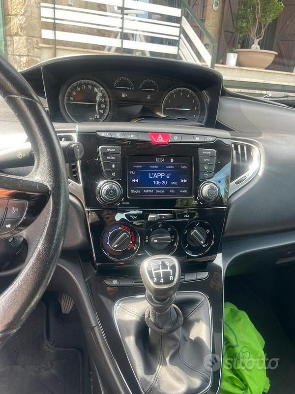 Usata Lancia Ypsilon Gold 69 CV (50 kW) 2017 Grigio Utilitaria