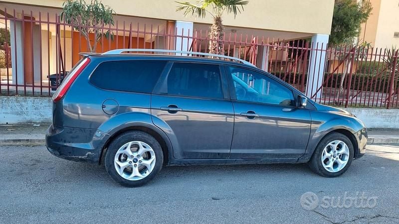 Usata Ford Focus 110 CV (80 kW) 2011 Grigio Station wagon