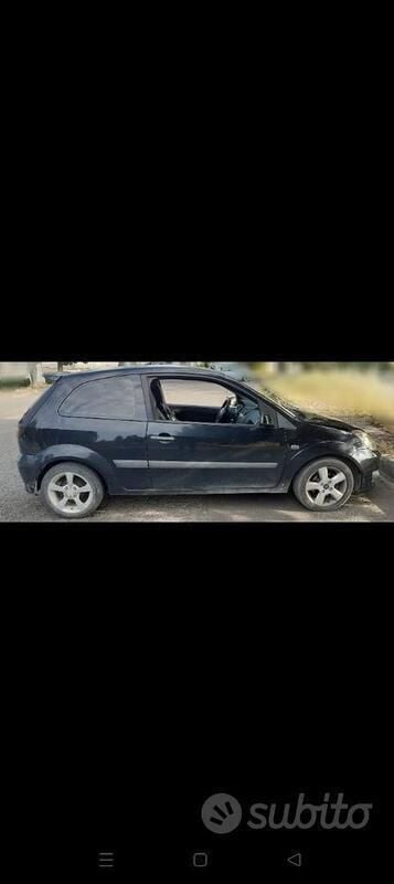 Usata Ford Fiesta 90 CV (66 kW) 2006 Nero Utilitaria