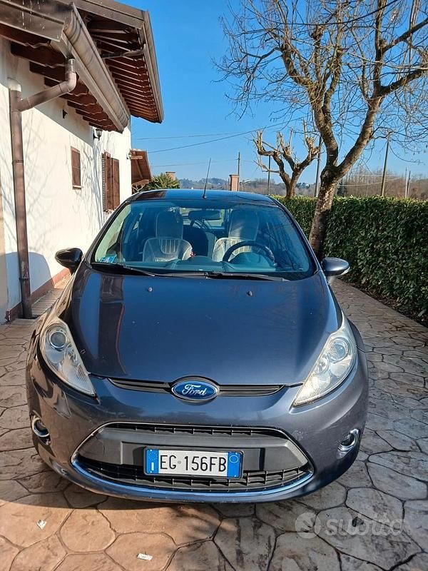 Usata Ford Fiesta 96 CV (70 kW) 2011 Grigio Utilitaria