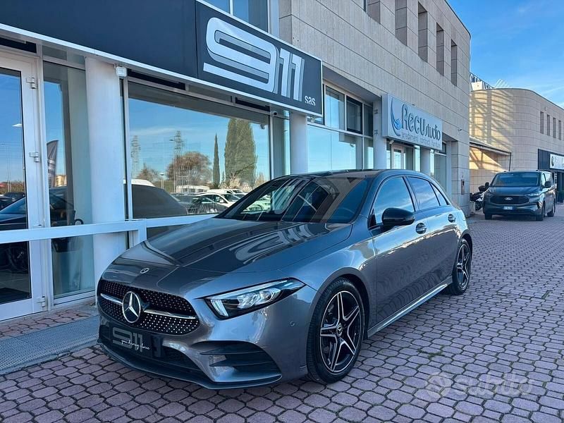 Grigio montagna Usata 2021 Mercedes A180 AMG line Tre volumi | 29.900 € (Buon prezzo) - Immagine 1/4
