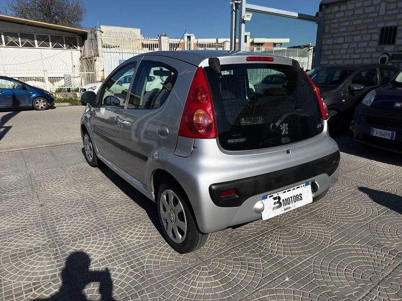 Usata Peugeot 107 Allure 68 CV (50 kW) 2011 Argento Utilitaria