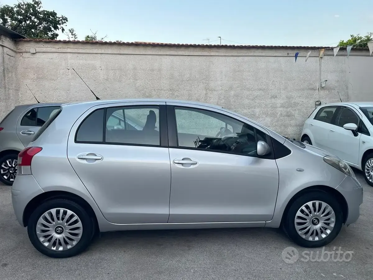 Usata Toyota Yaris Lounge 69 CV (50 kW) 2011 Grigio Utilitaria