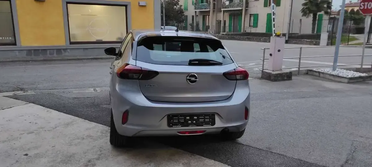 Usata Opel Corsa Elegance 75 CV (55 kW) 2021 Argento Utilitaria