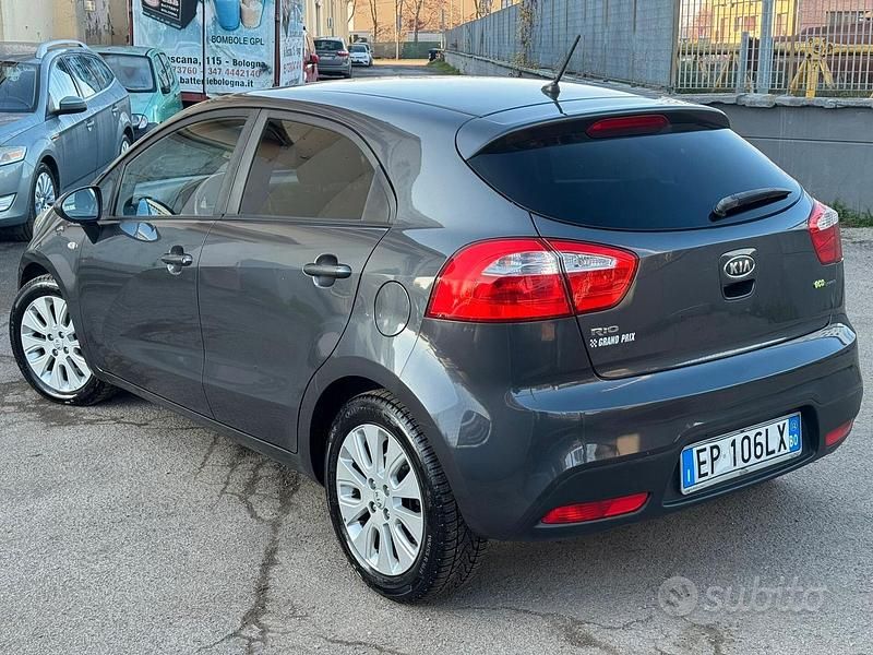 Usata Kia Rio EX 74 CV (54 kW) 2012 Grigio Berlina