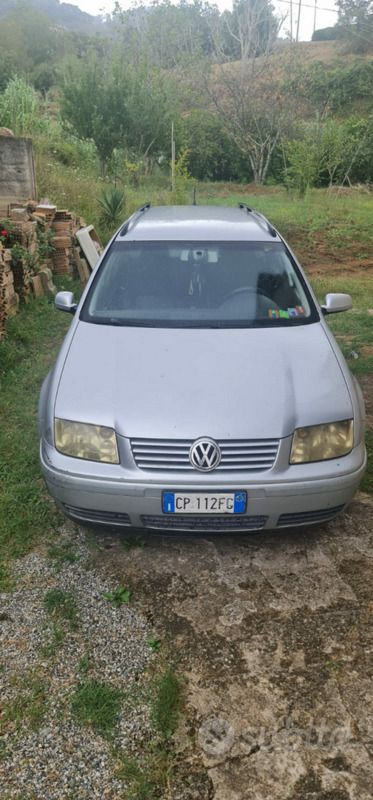 Usado VW Bora 101 CV (74 kW) 2004 Gris Berlina