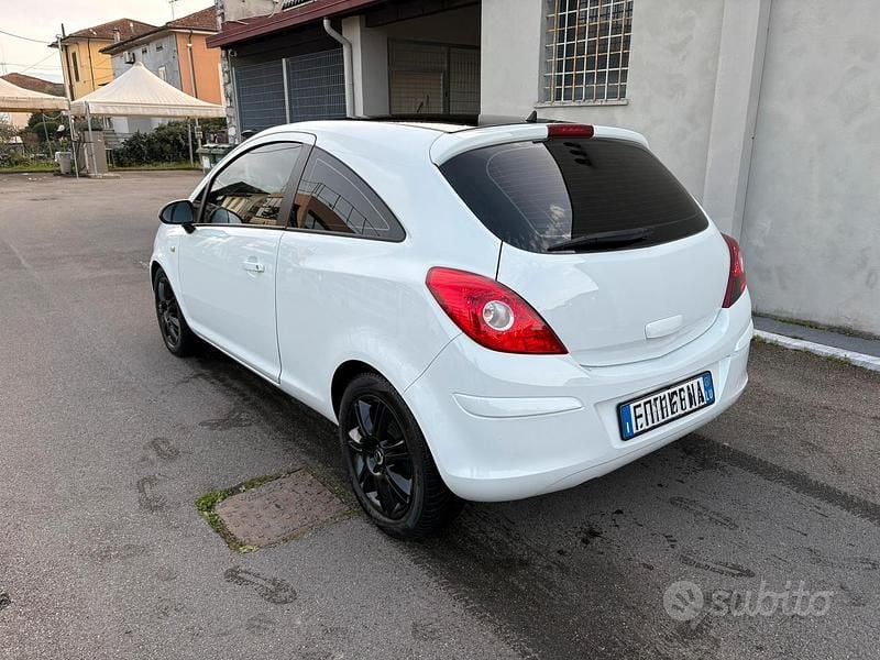 Usata Opel Corsa 75 CV (55 kW) 2011 Bianco Utilitaria