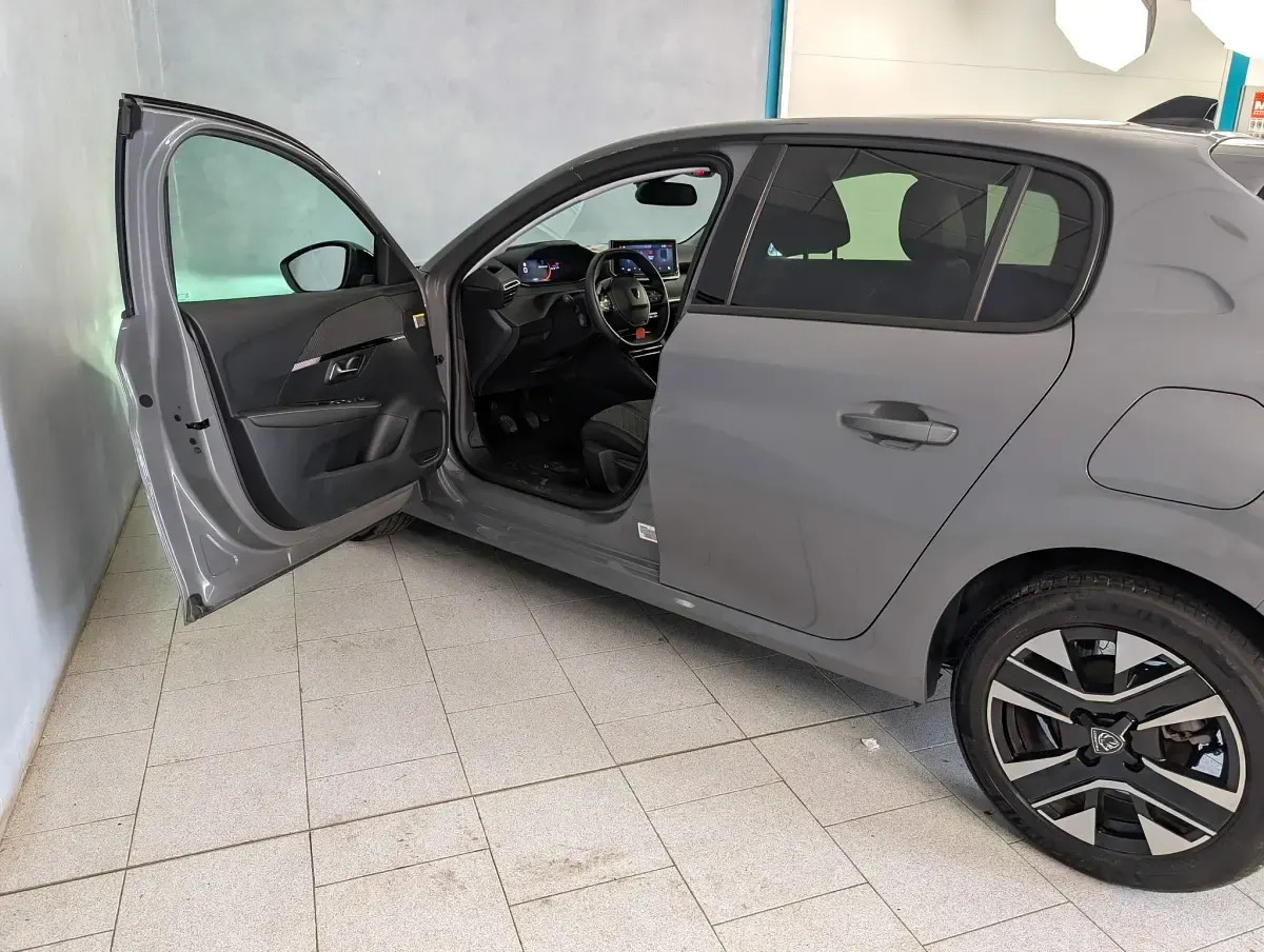 Usata Peugeot 208 Allure 101 CV (74 kW) 2025 Grigio selenite Utilitaria