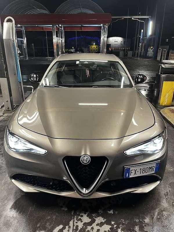 Usata 2019 Alfa Romeo Giulia Executive Tre volumi | 15.500 € (Super prezzo) - Immagine 1/4