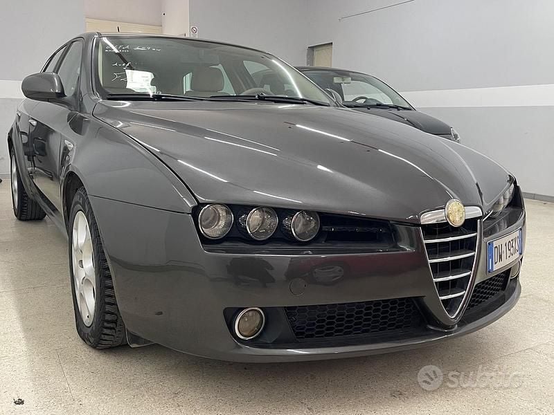 Marrone Usata 2013 Alfa Romeo 159 Distinctive Station wagon | 2300 € (Super prezzo) - Immagine 1/4