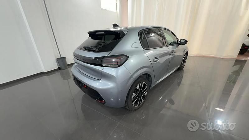Usata Peugeot 208 Allure 101 CV (74 kW) 2024 Gray Utilitaria