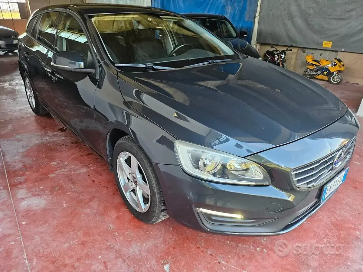 Usata Volvo V60 Kinetic 115 CV (84 kW) 2015 Grigio Station wagon