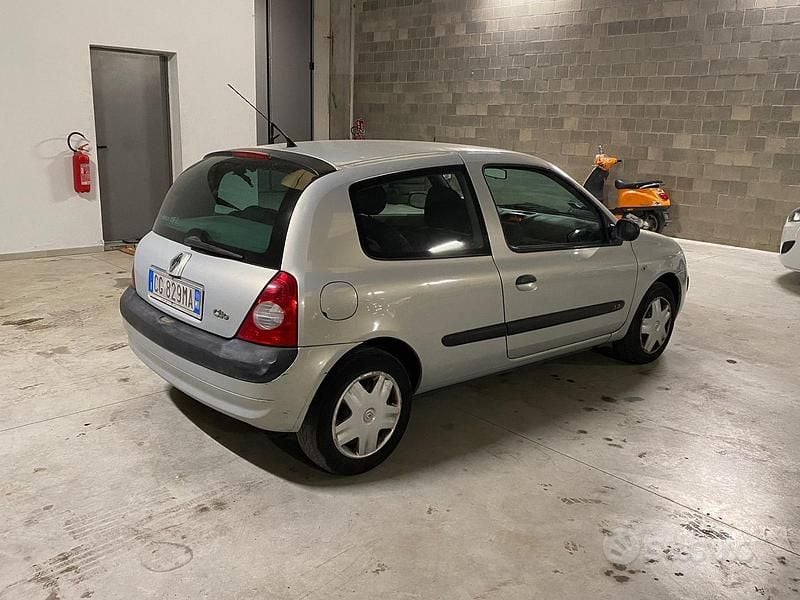 Usata Renault Clio II LIMITED 58 CV (42 kW) 2003 Grigio Berlina