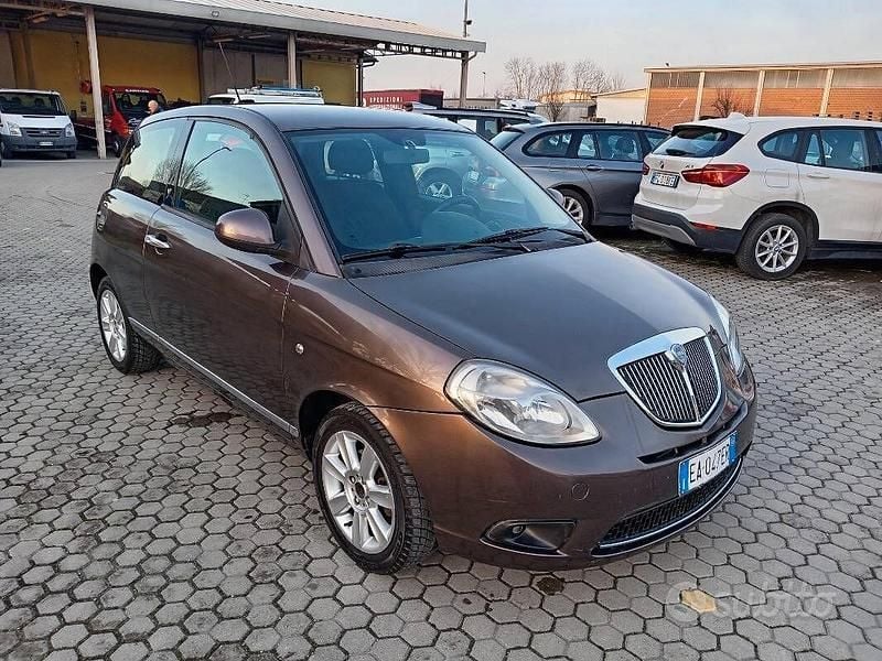 Usata Lancia Ypsilon 90 CV (66 kW) 2010 Marrone Utilitaria